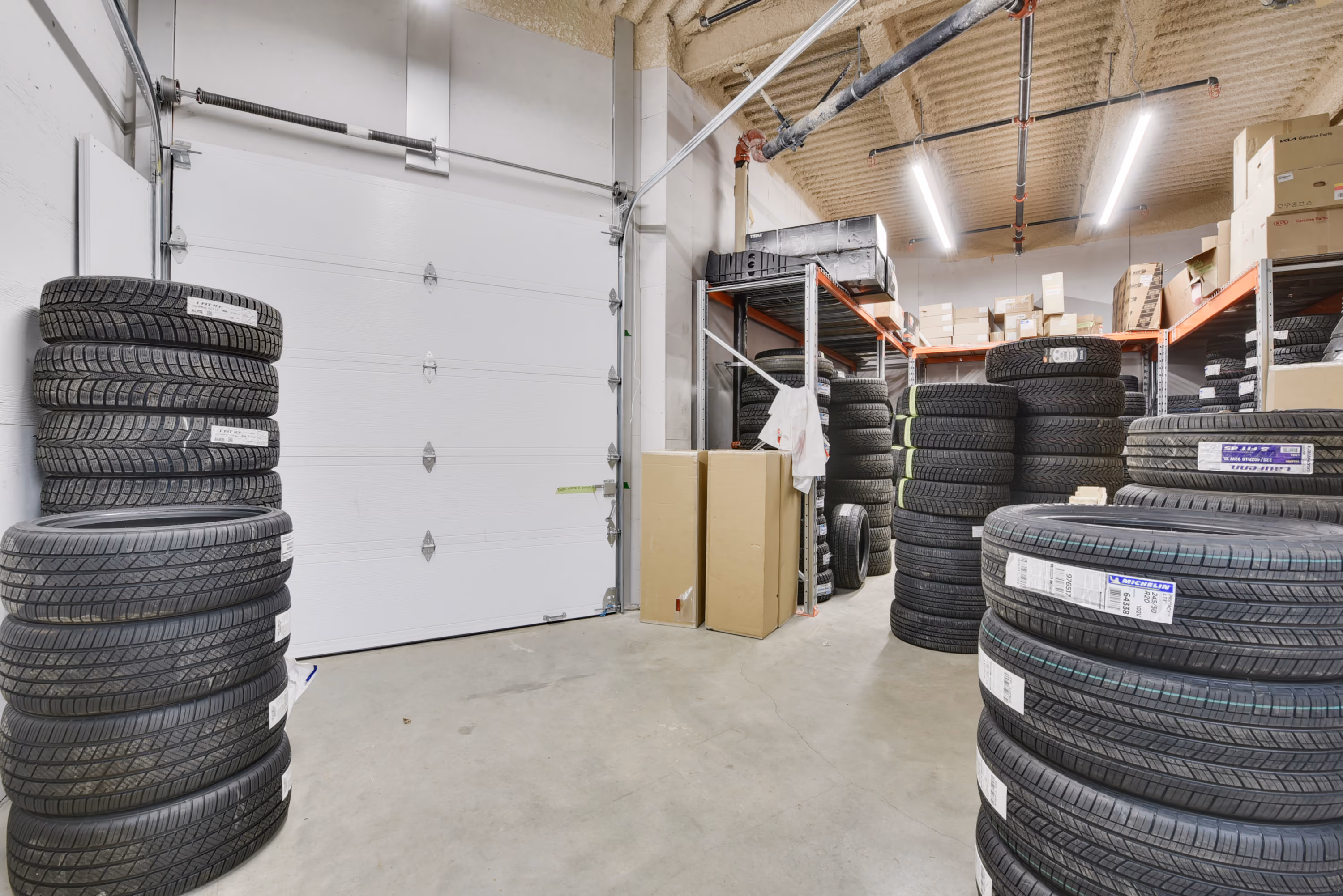 Entrepôt de pneus avec portes de garage chez Kia Ste-Foy