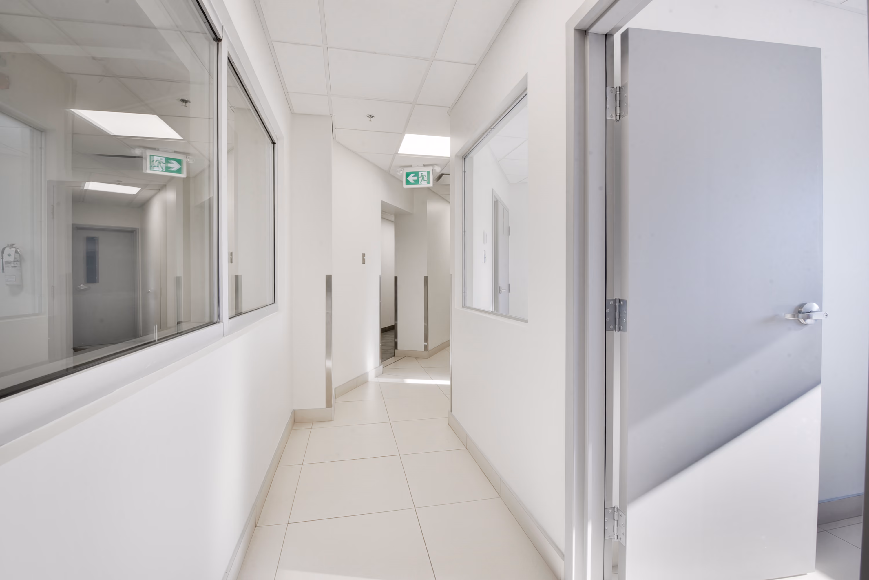 Bureaux avec cloisons vitrées chez Kia Ste-Foy