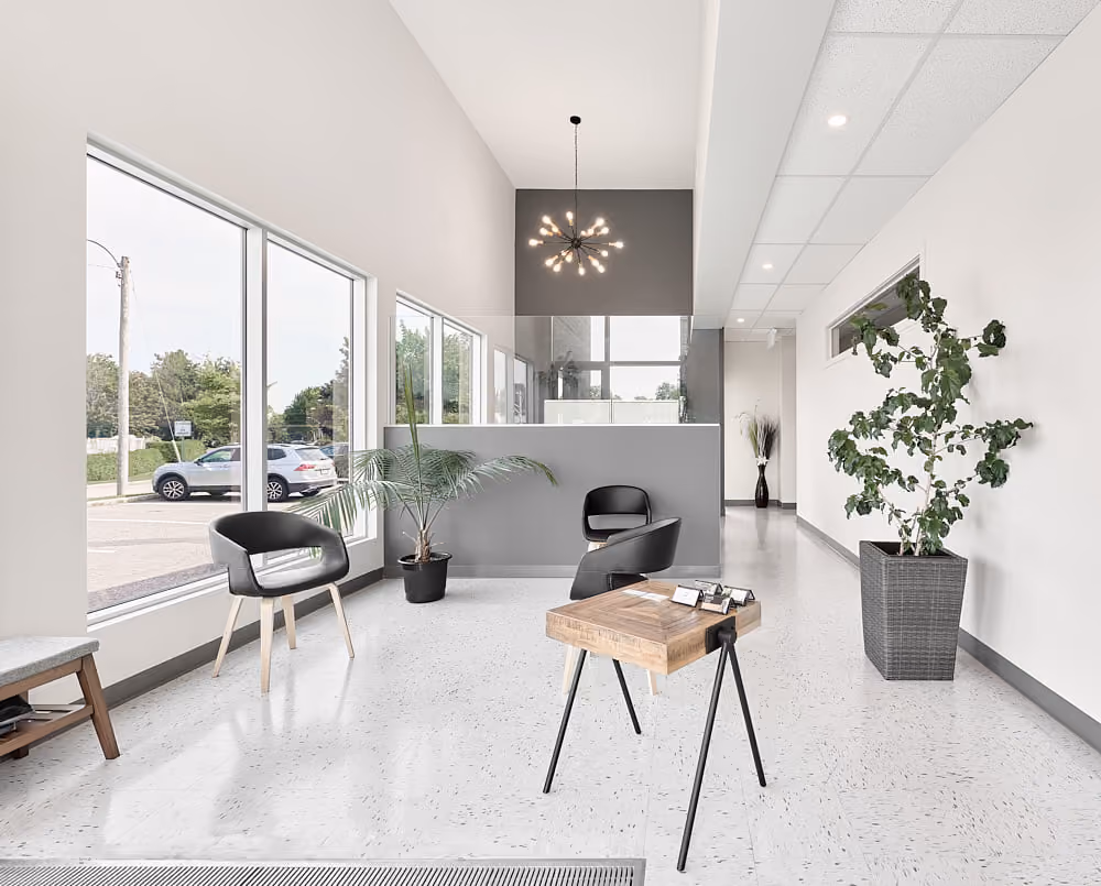 Salle d'attente lumineuse de la Clinique St-Nicolas, construction commerciale par Constromax
