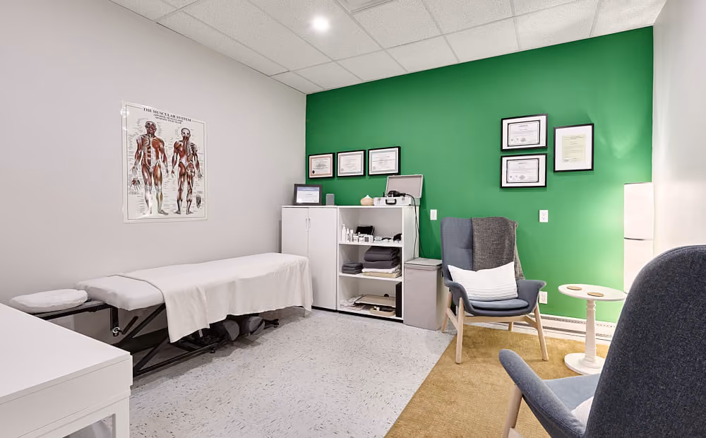 Salle de soins avec mur d'accent vert à la Clinique St-Nicolas