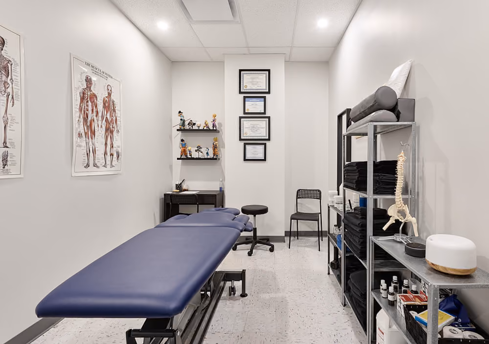 Salle de traitement avec table de soins à la Clinique St-Nicolas