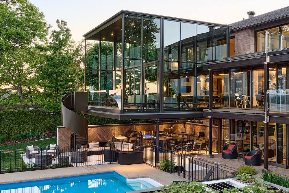 Cour arrière avec piscine de la maison Vitrine sur le fleuve
