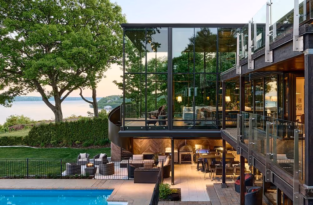 Façade arrière vitrée et piscine, Vitrine sur le fleuve