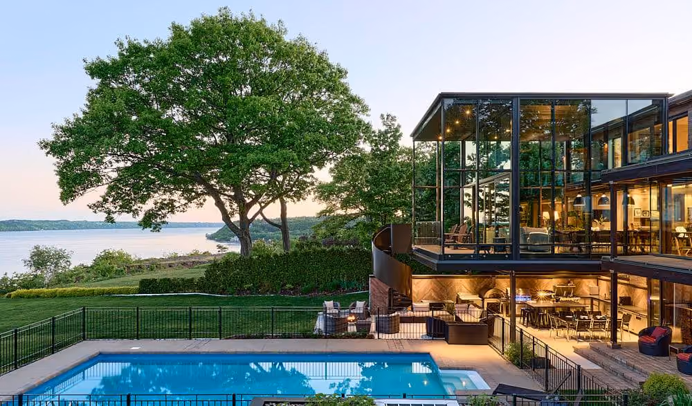 Piscine et terrasse de la maison Vitrine sur le fleuve