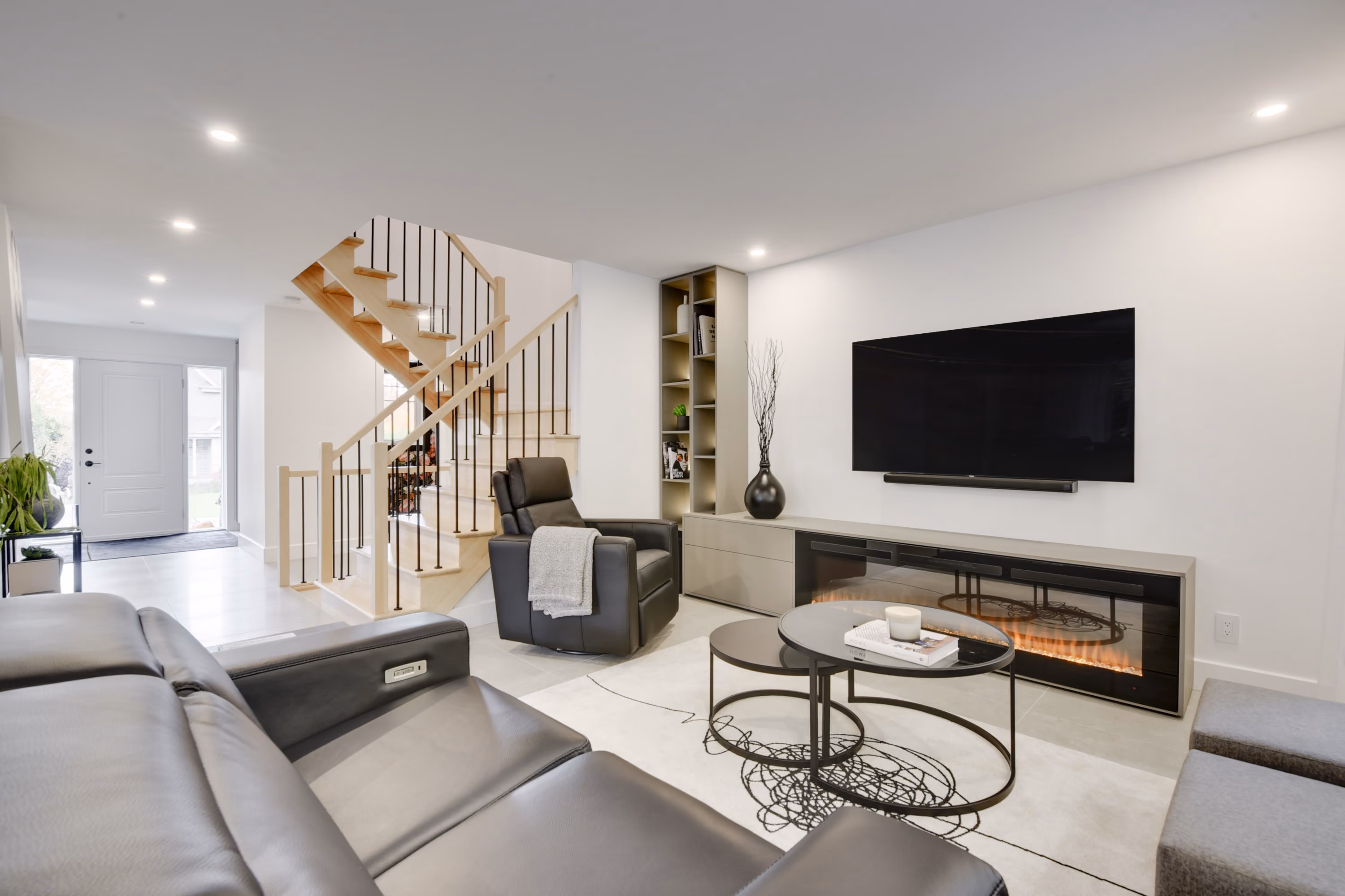 Salon avec foyer linéaire, rue Péridot