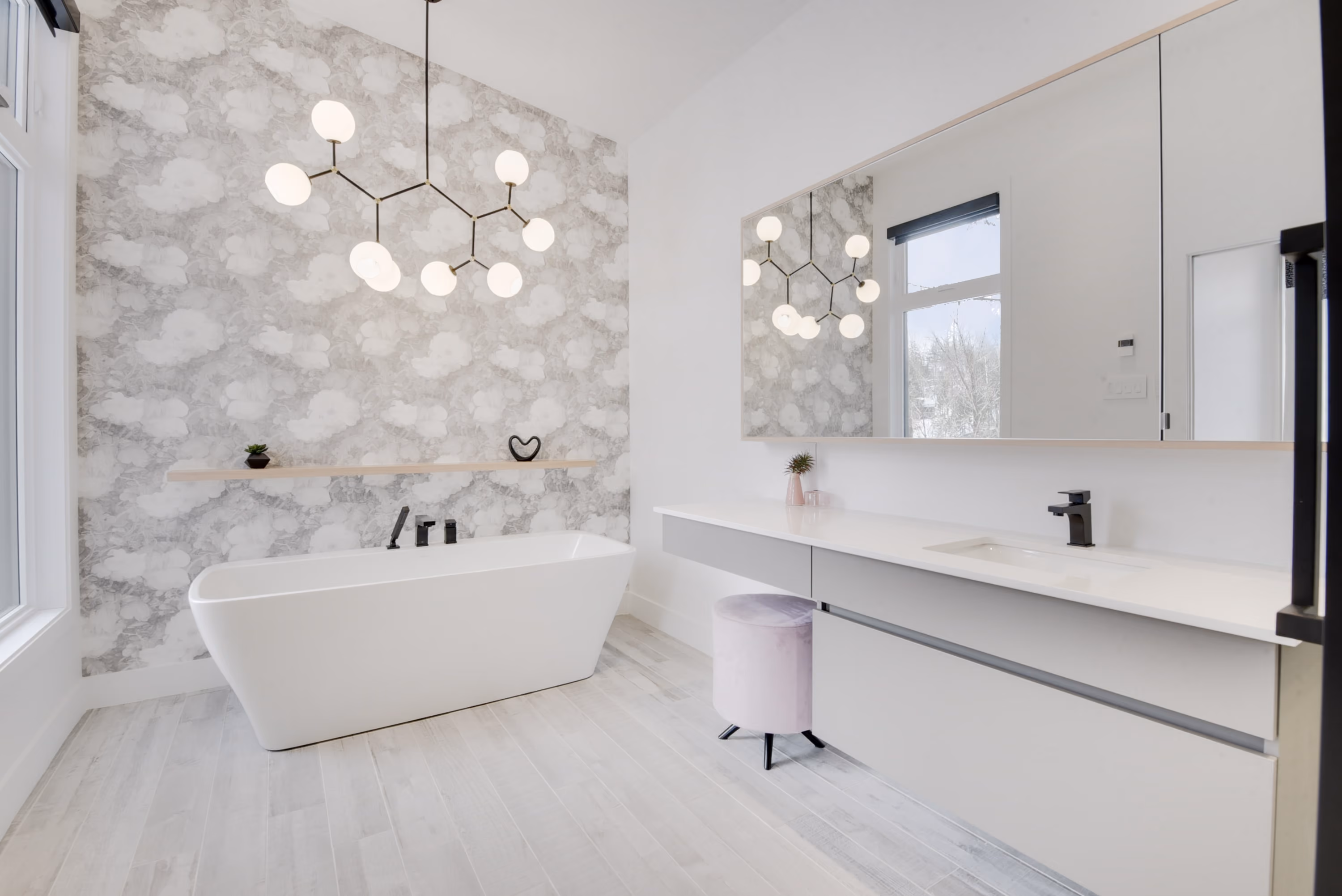 Salle de bain avec bain autoportant et mur décoratif
