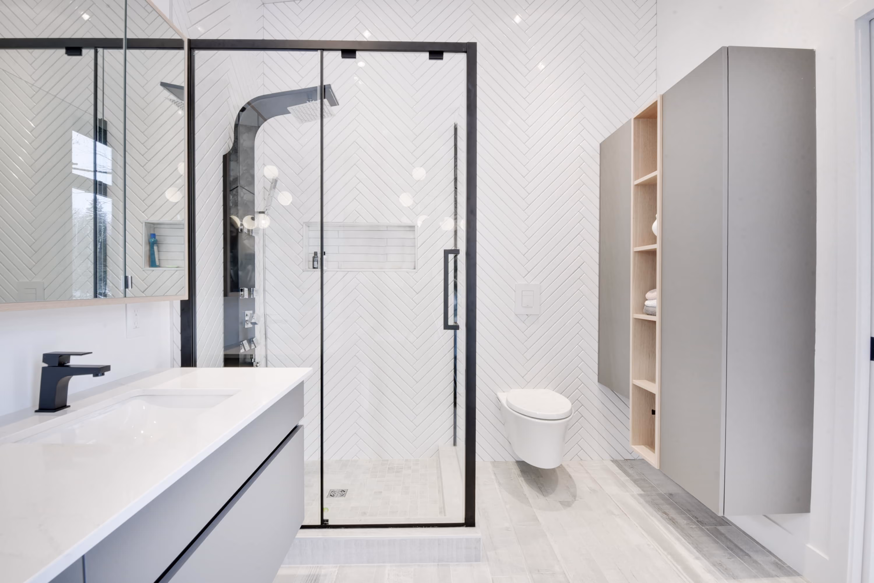 Salle de bain avec douche vitrée à cadre noir