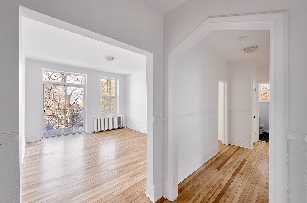 Salon rénové avec plancher de bois franc dans un logement