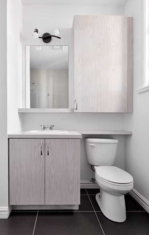 Salle de bain rénovée avec vanité dans un logement