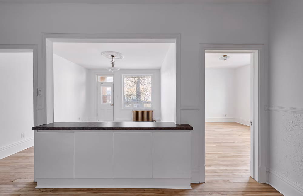 Cuisine rénovée avec comptoir noir dans un logement
