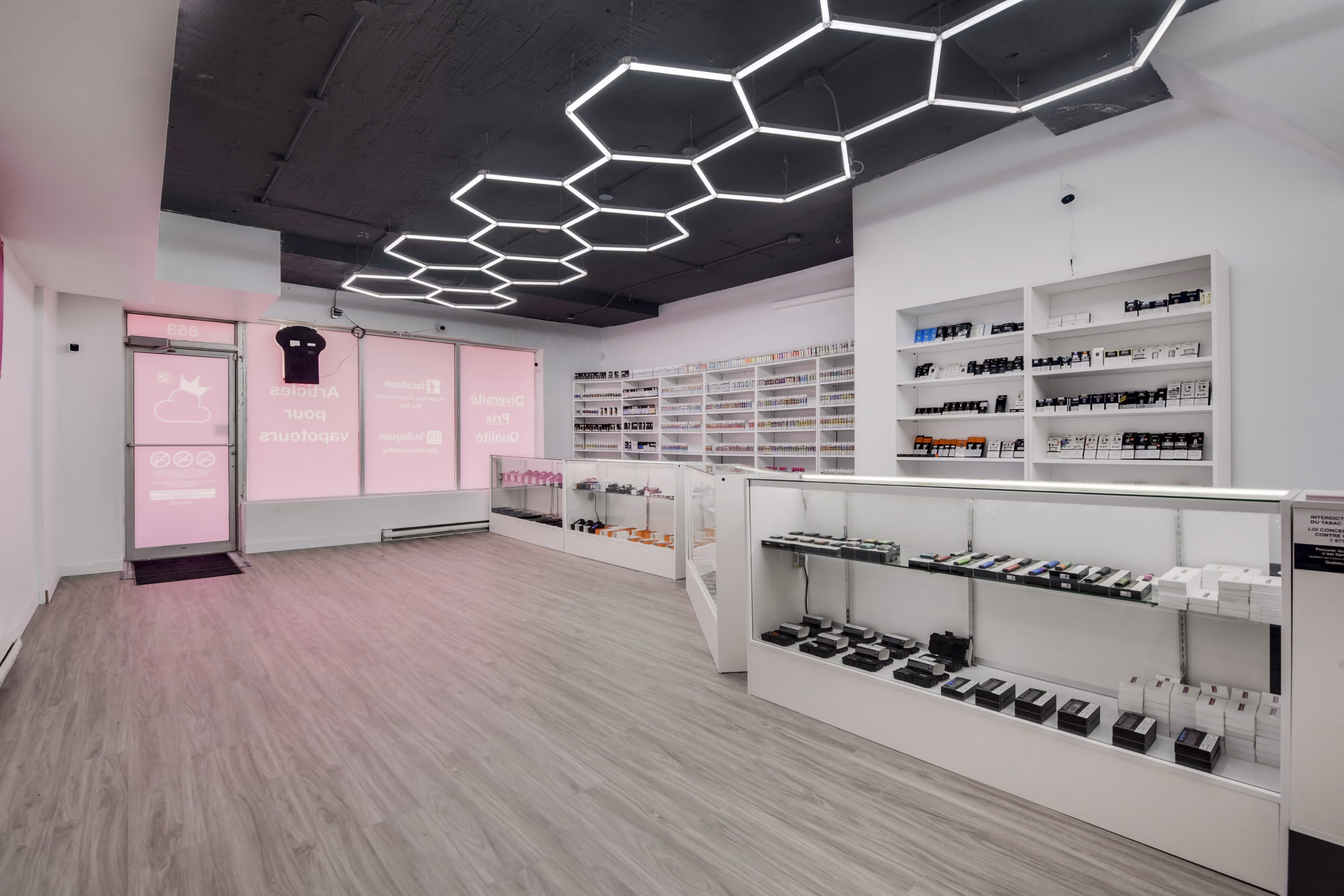 Boutique de l'avenue Myrand avec éclairage hexagonal au plafond, aménagement commercial par Constromax