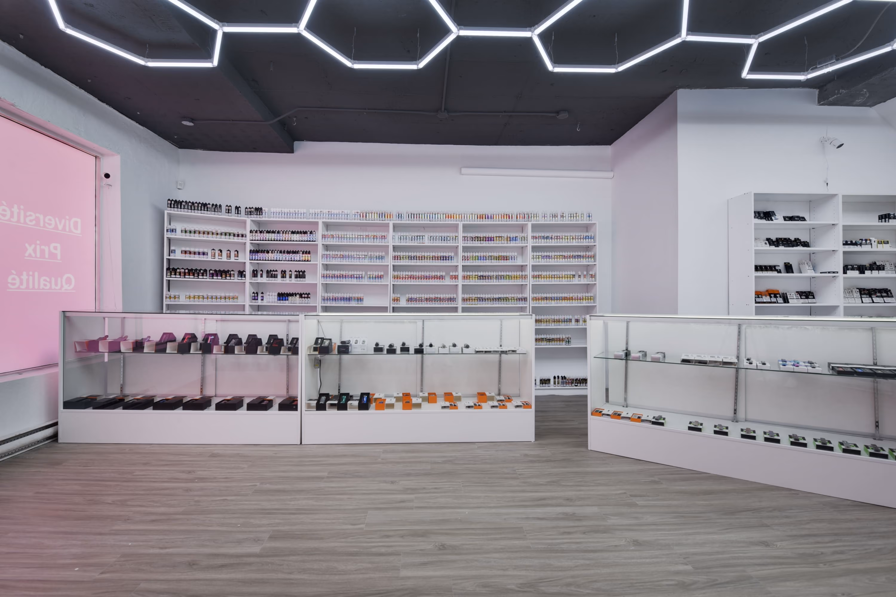 Présentoirs muraux et comptoirs vitrés de la boutique de l'avenue Myrand