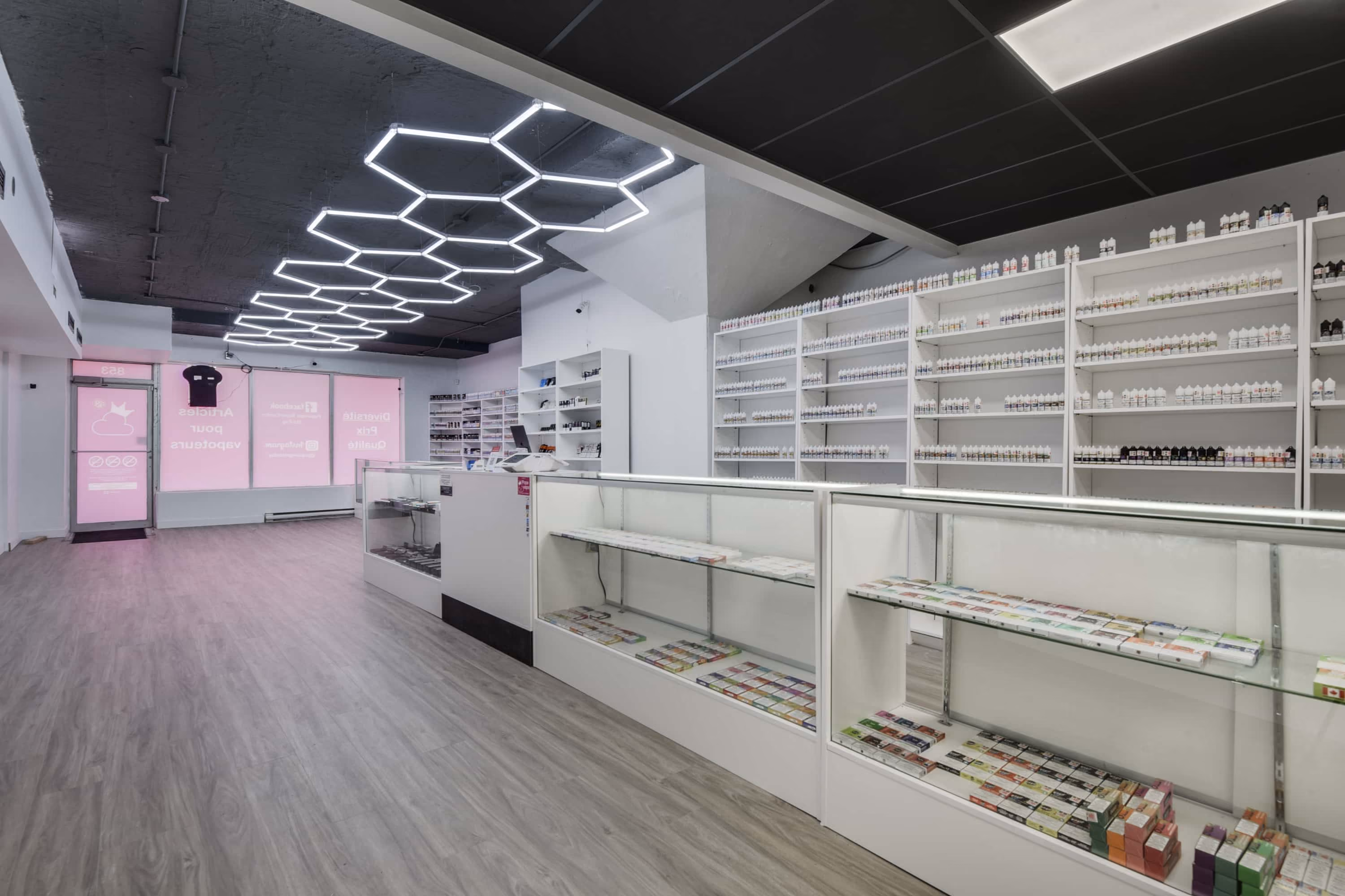 Plafond noir et éclairage DEL hexagonal de la boutique de l'avenue Myrand