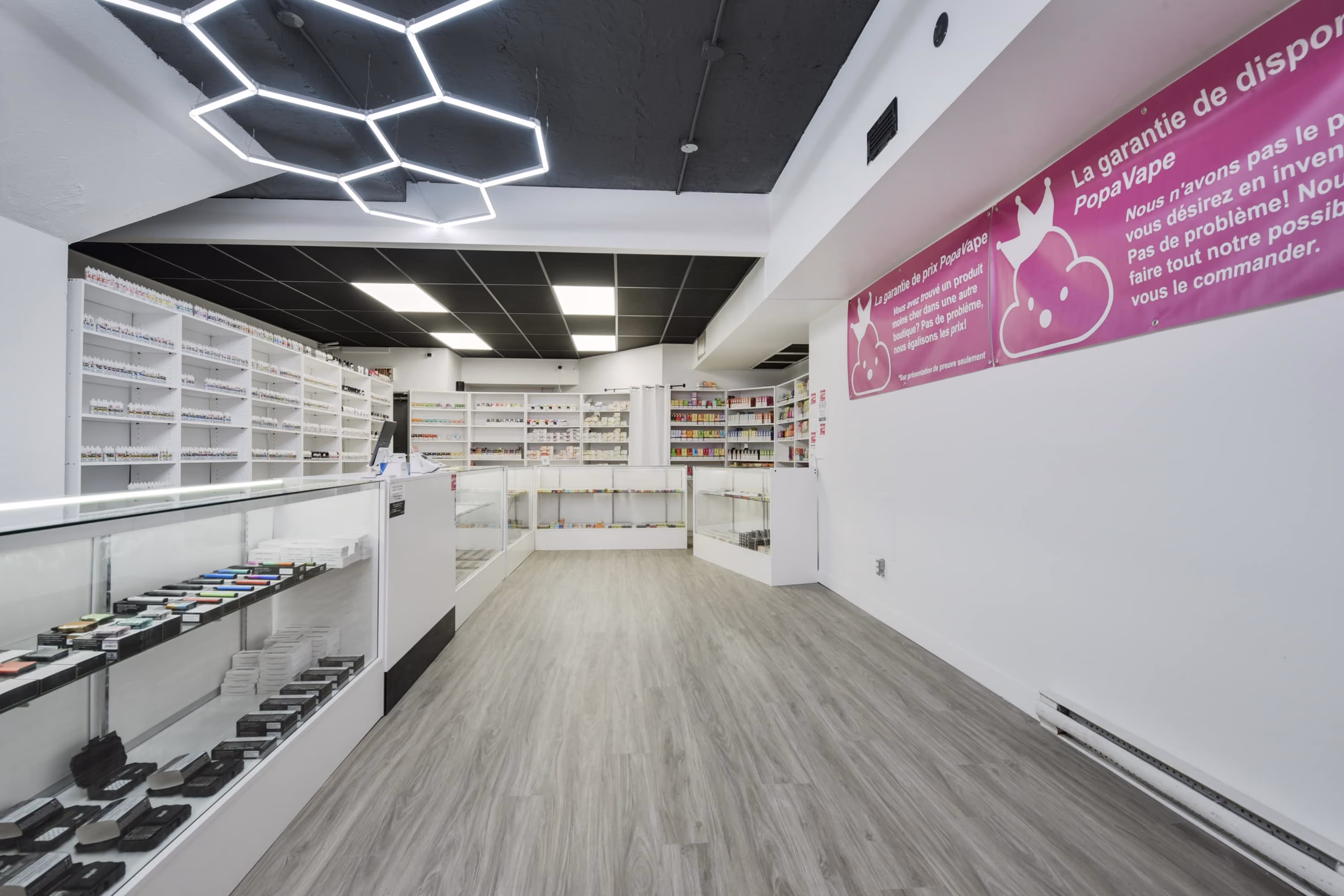 Allée de présentoirs lumineux de la boutique de l'avenue Myrand