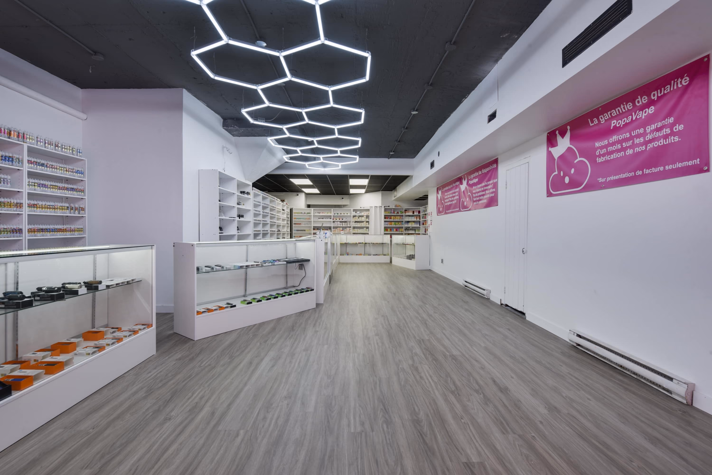 Mur d'accent rose et présentoirs de la boutique de l'avenue Myrand