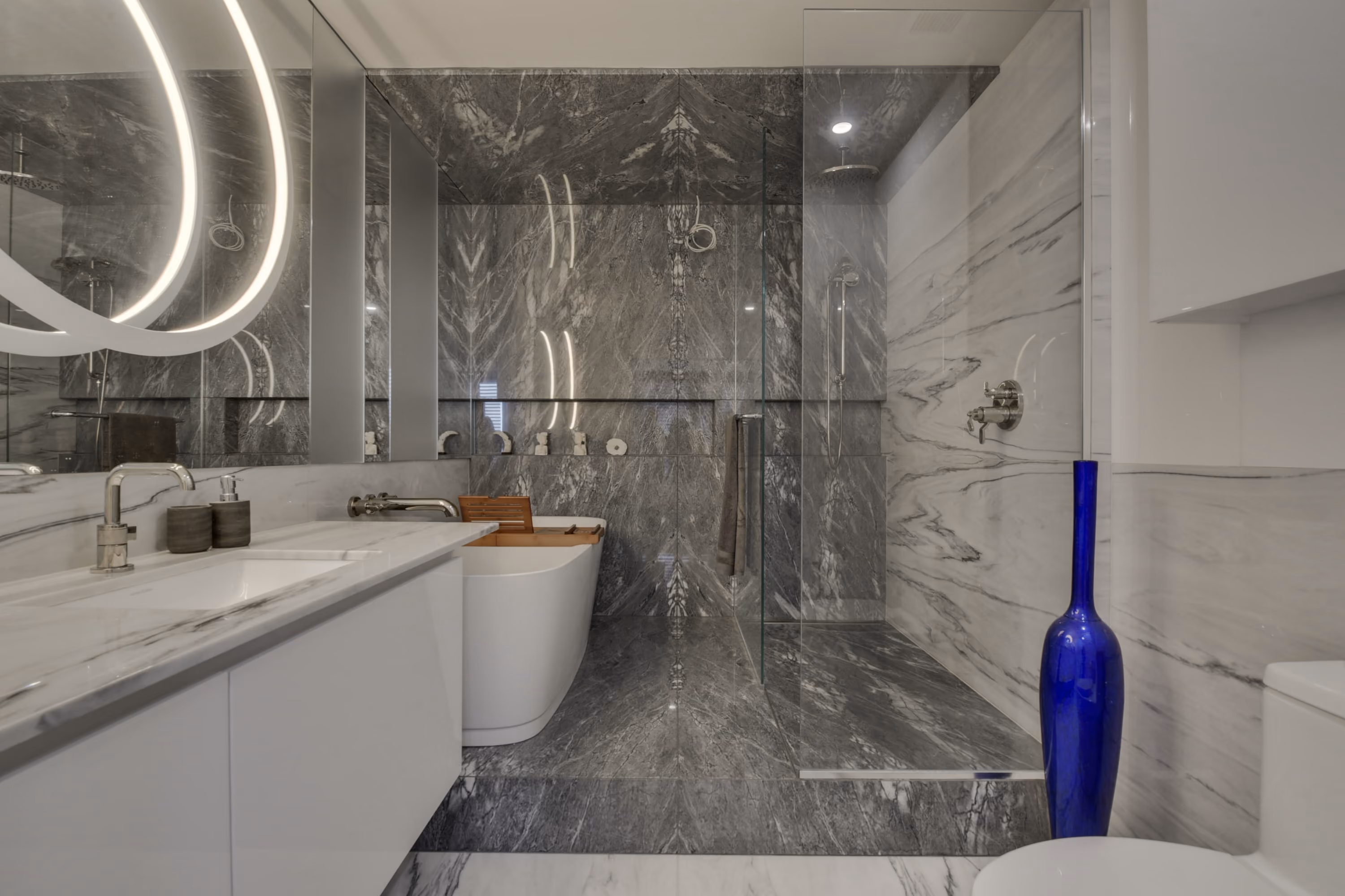 Douche vitrée et bain autoportant, rénovation George V