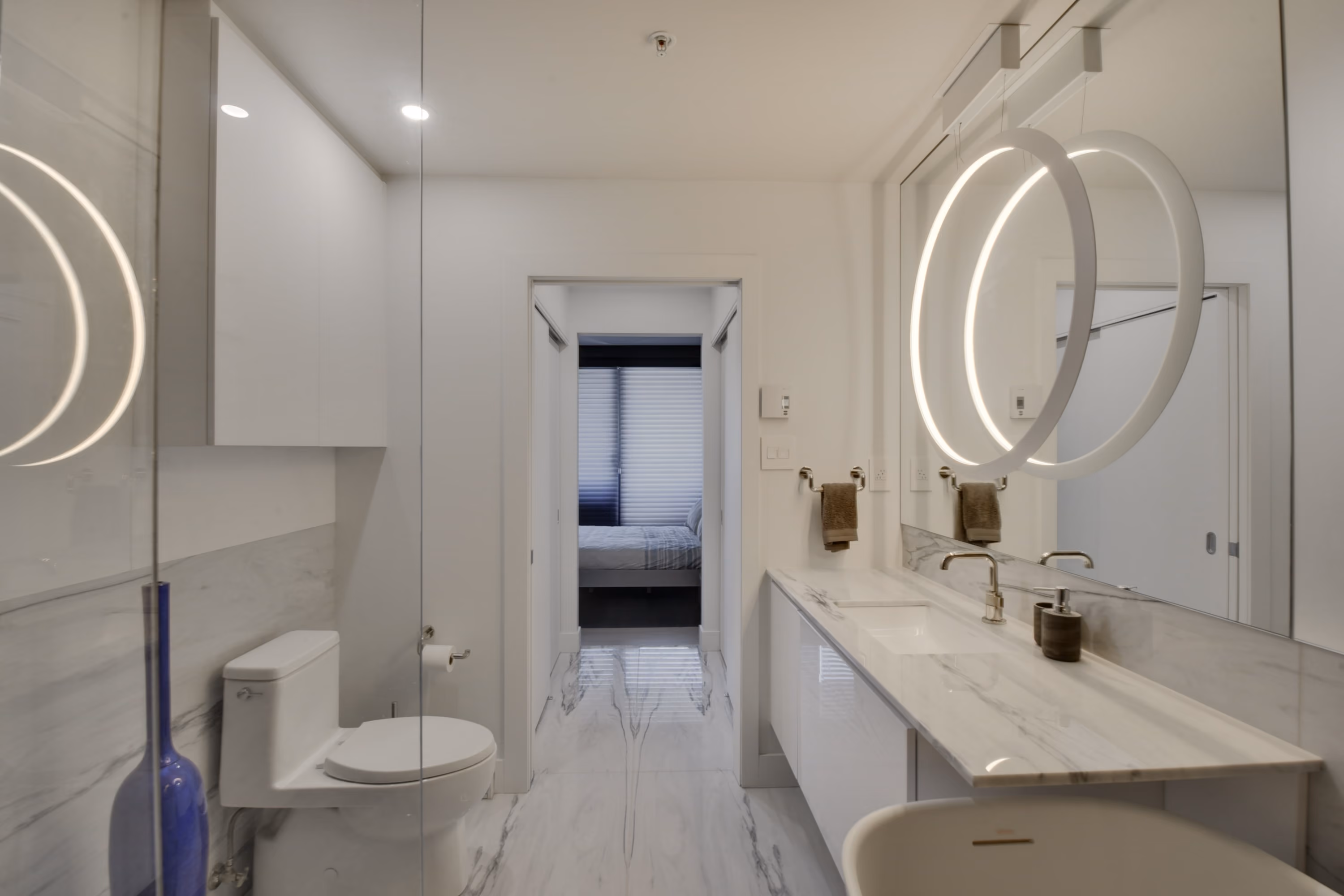 Vanité blanche et luminaire suspendu circulaire