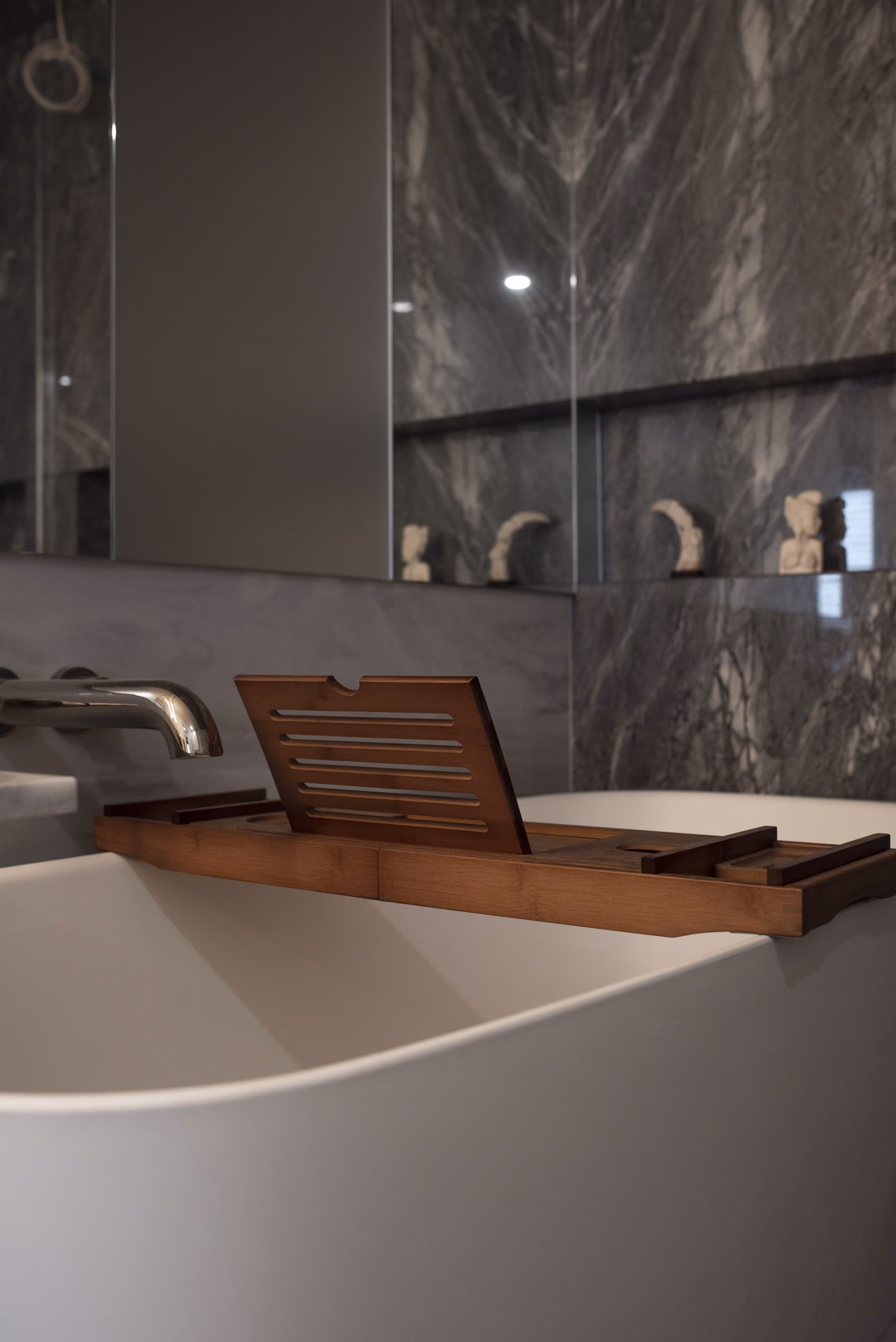 Bain avec plateau en bois et céramique grand format