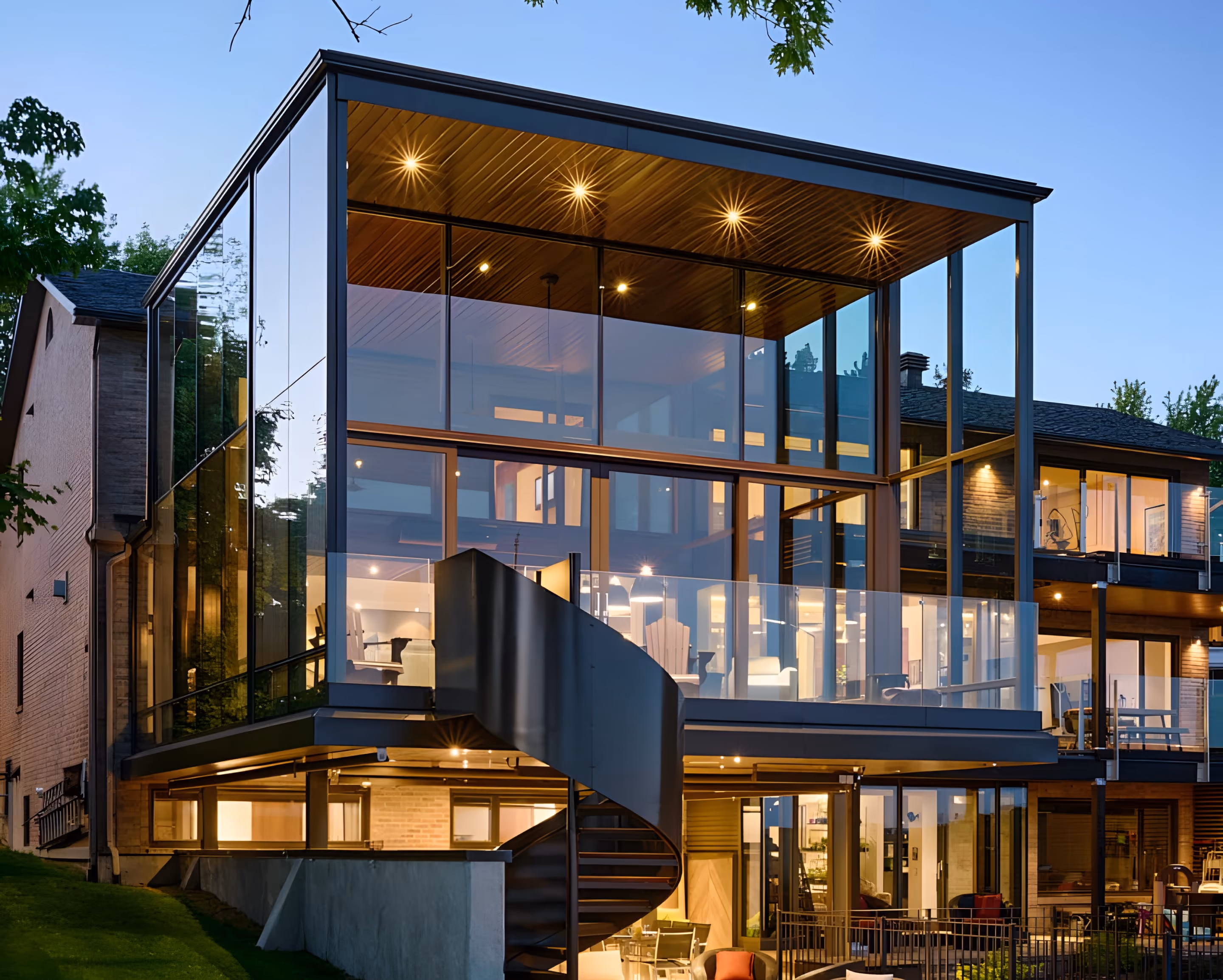 Maison contemporaine Vitrine sur le fleuve avec grandes baies vitrées, par Constromax