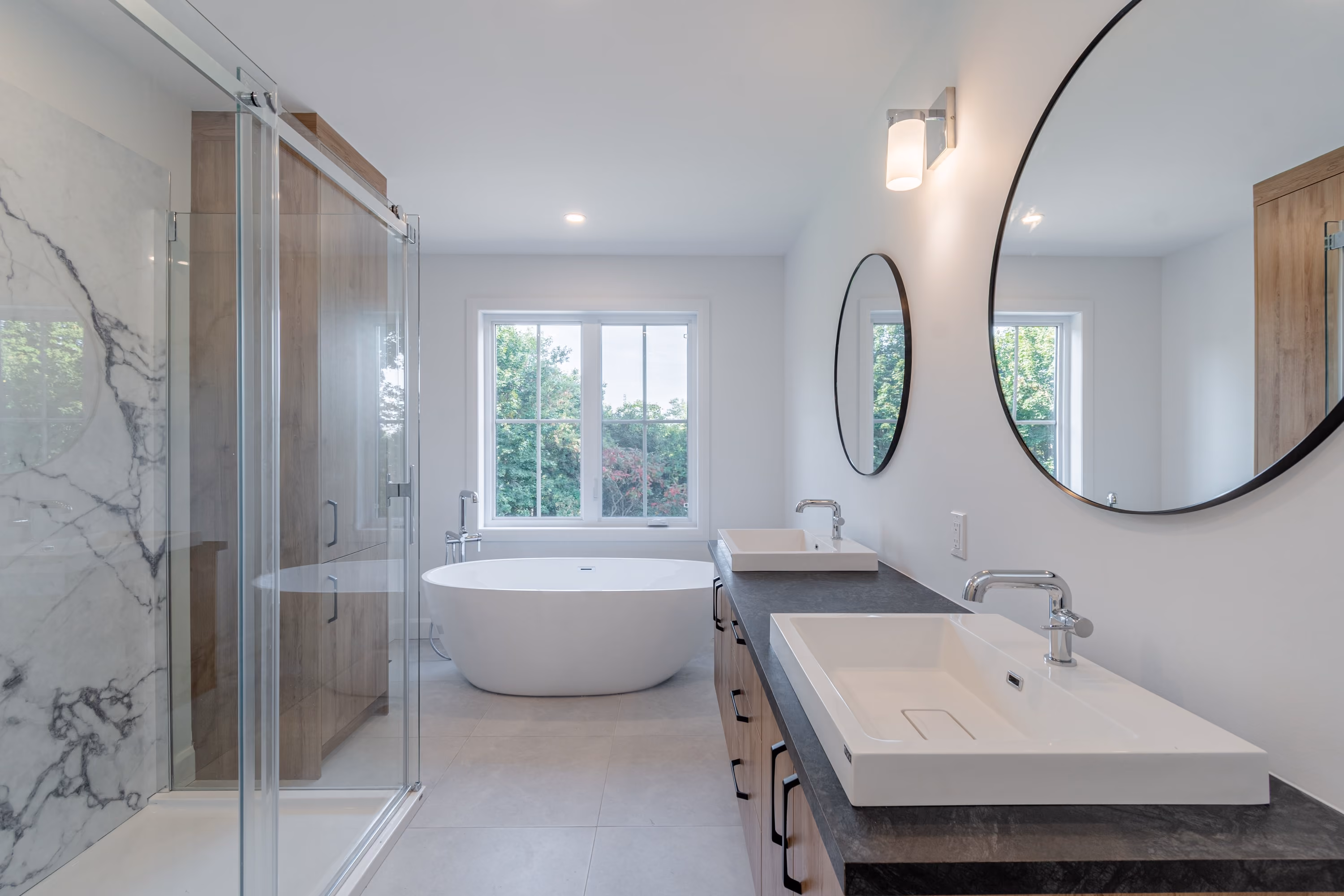 Salle de bain avec douche vitrée du jumelé farmhouse