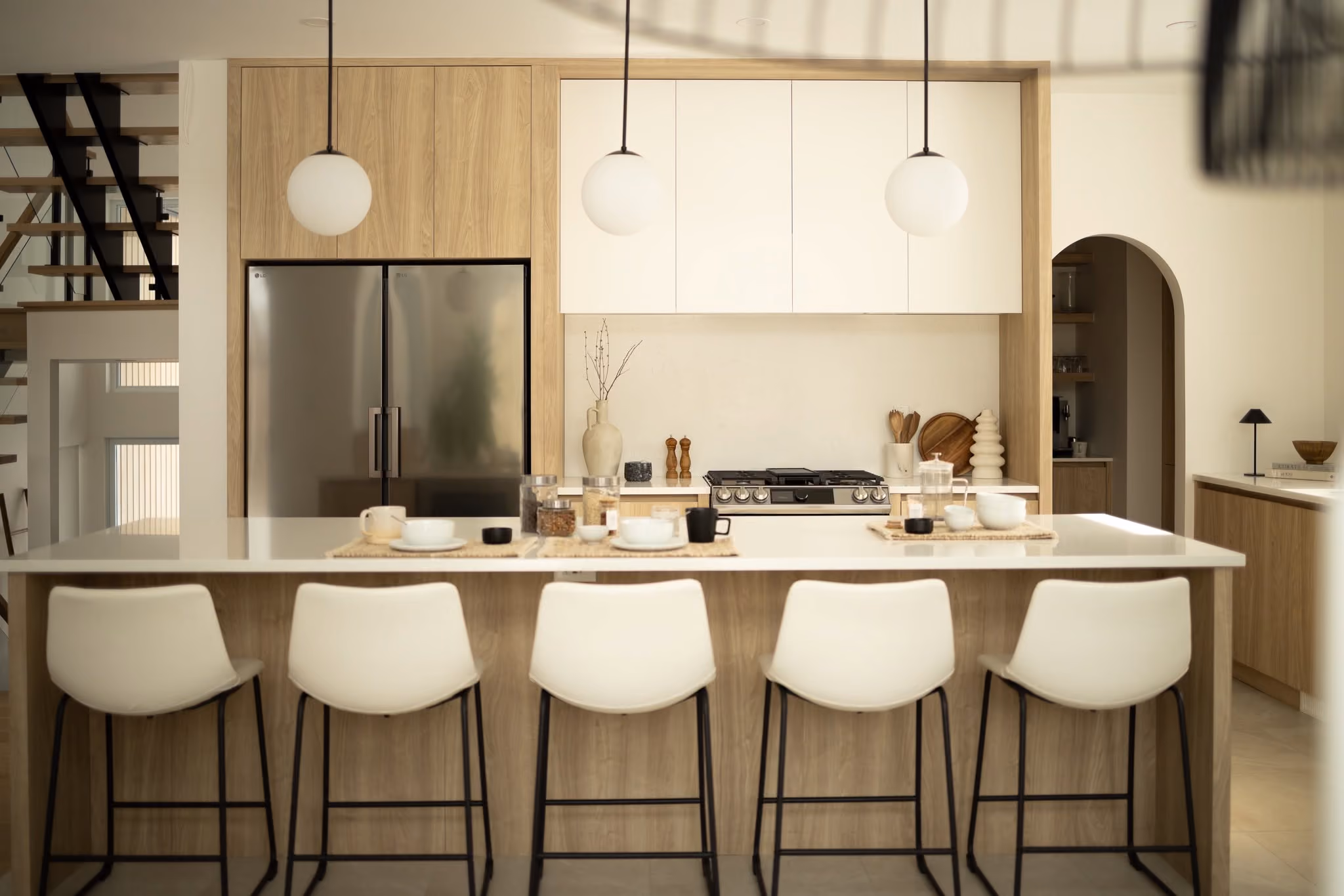 Cuisine avec grand îlot et armoires en bois d'une maison neuve farmhouse à Stoneham, construite par Constromax