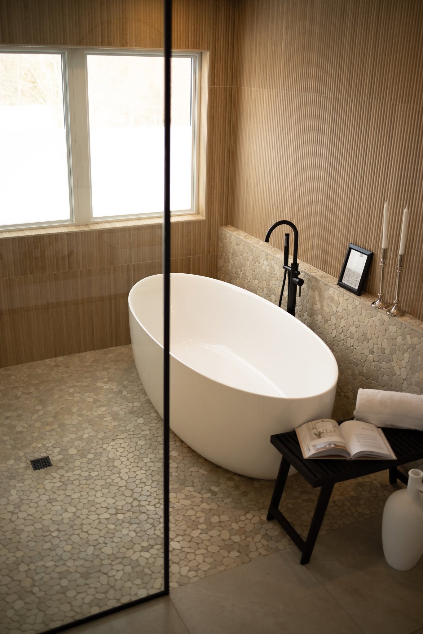 Salle de bain avec bain autoportant et plancher de galets, maison neuve à Stoneham