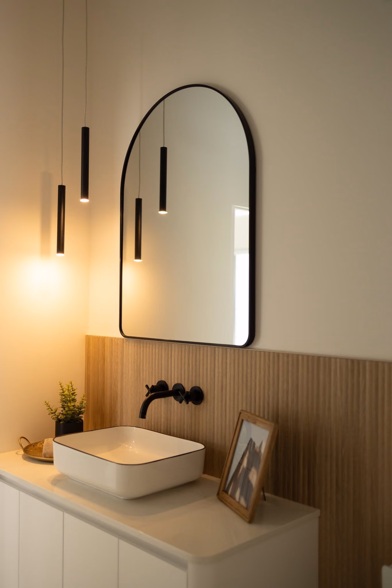 Salle d'eau avec vasque, miroir arqué et lambris de bois, maison neuve à Stoneham