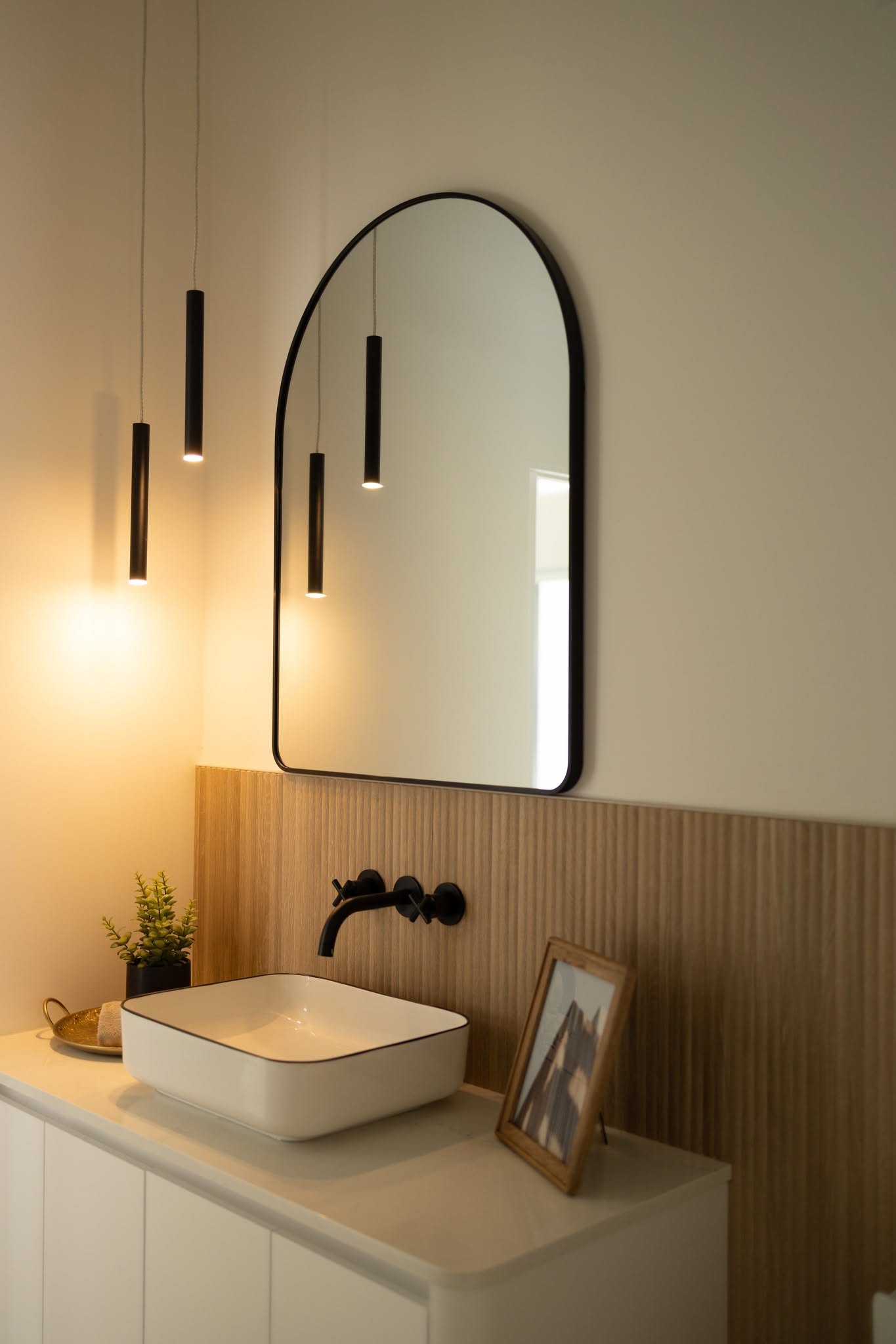 Salle d'eau avec vasque, miroir arqué et lambris de bois, maison neuve à Stoneham