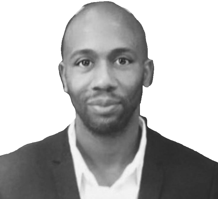 Portrait d'un homme chauve, barbe taillée, vêtu d'un blazer sombre et d'une chemise blanche.