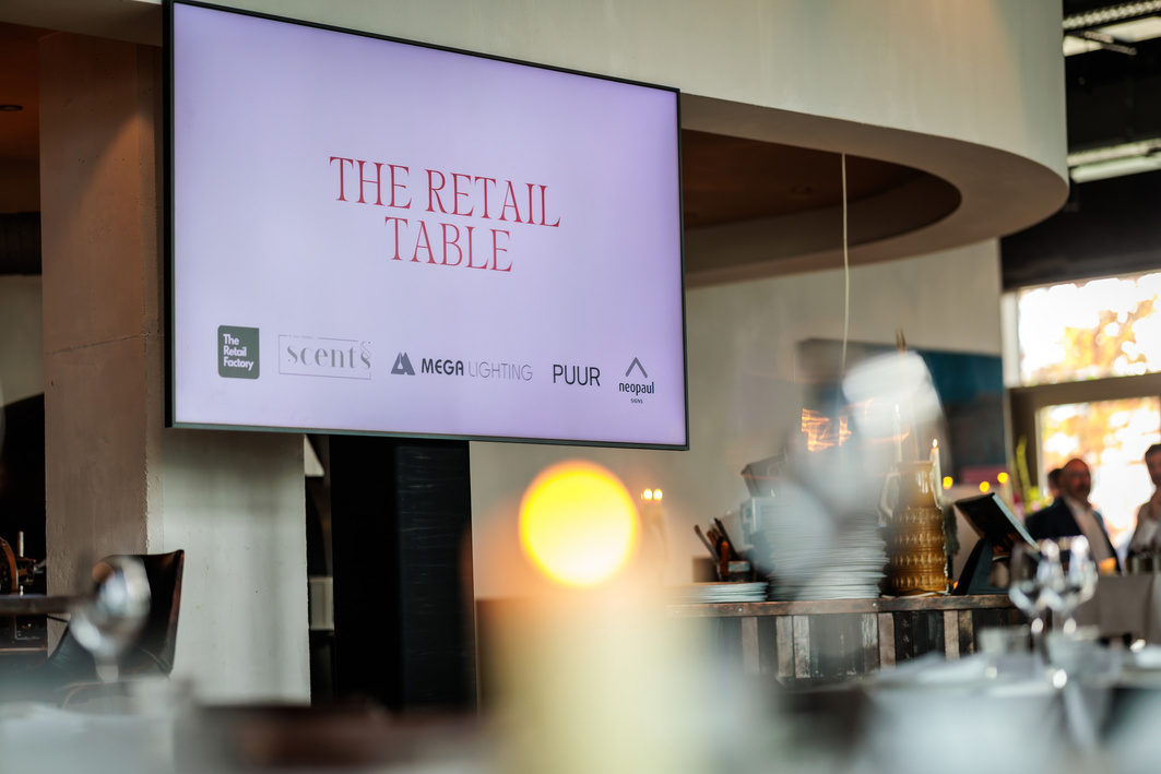 Scherm met The Retail Table en de vijf partners