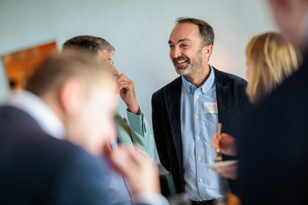 Twee deelnemers in gesprek