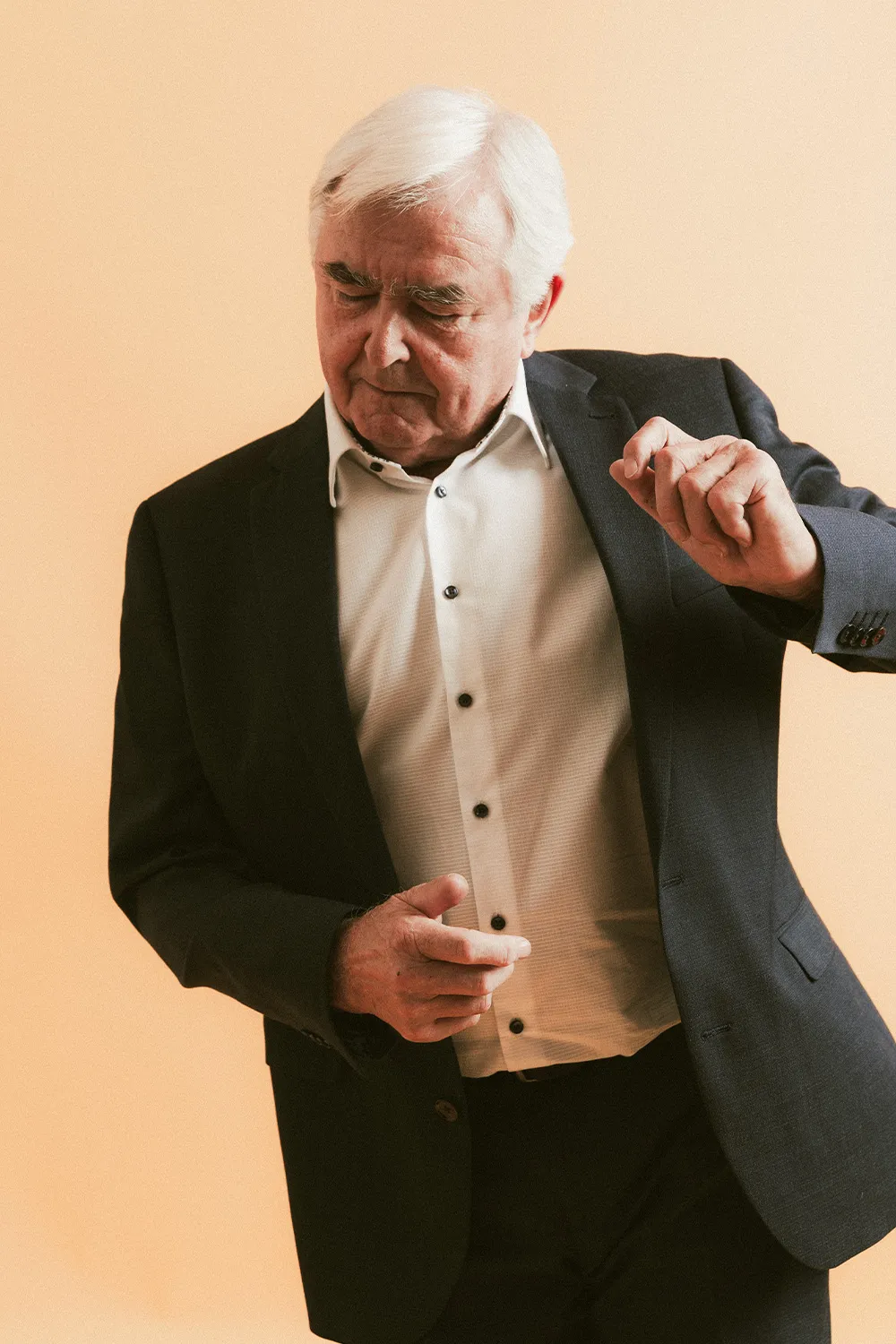 Ein Senior tanzt zur Musik.