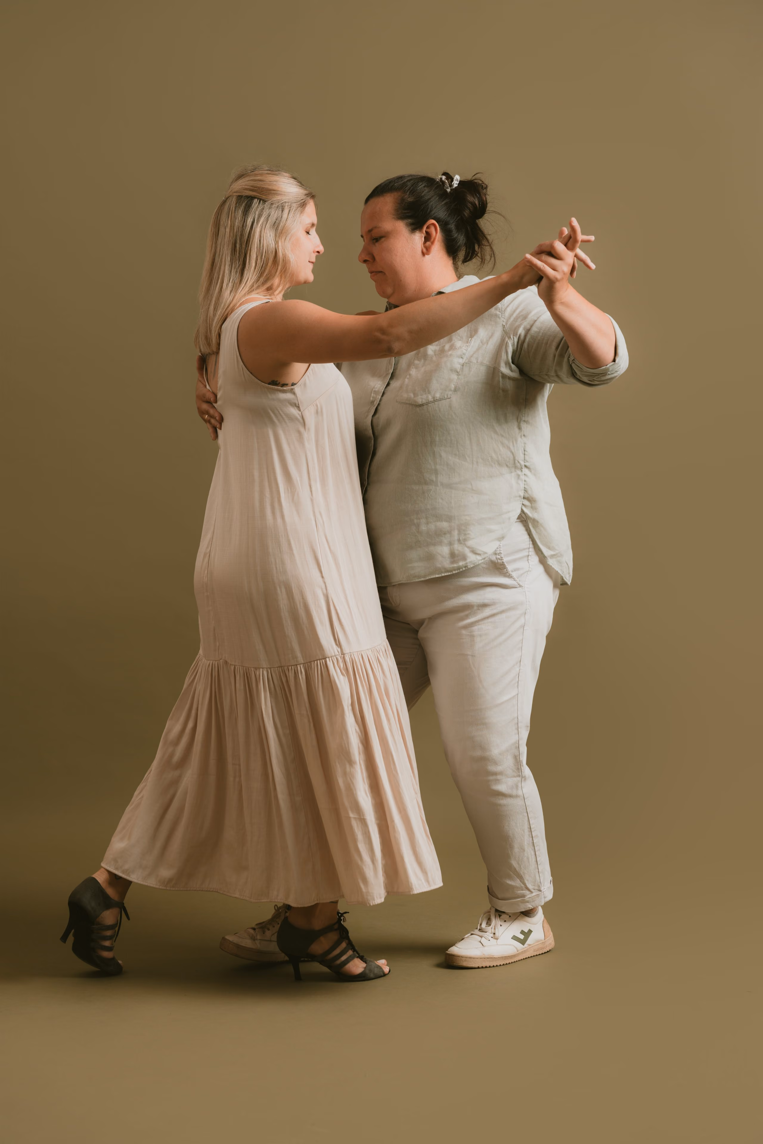 Tänzer mit Kappe und gestreiftem Hemd tanzt Swing