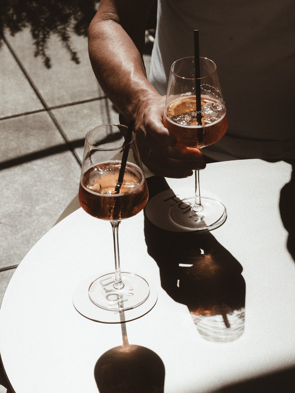 Zwei Spritz auf einem Tisch auf der Horn-Terrasse