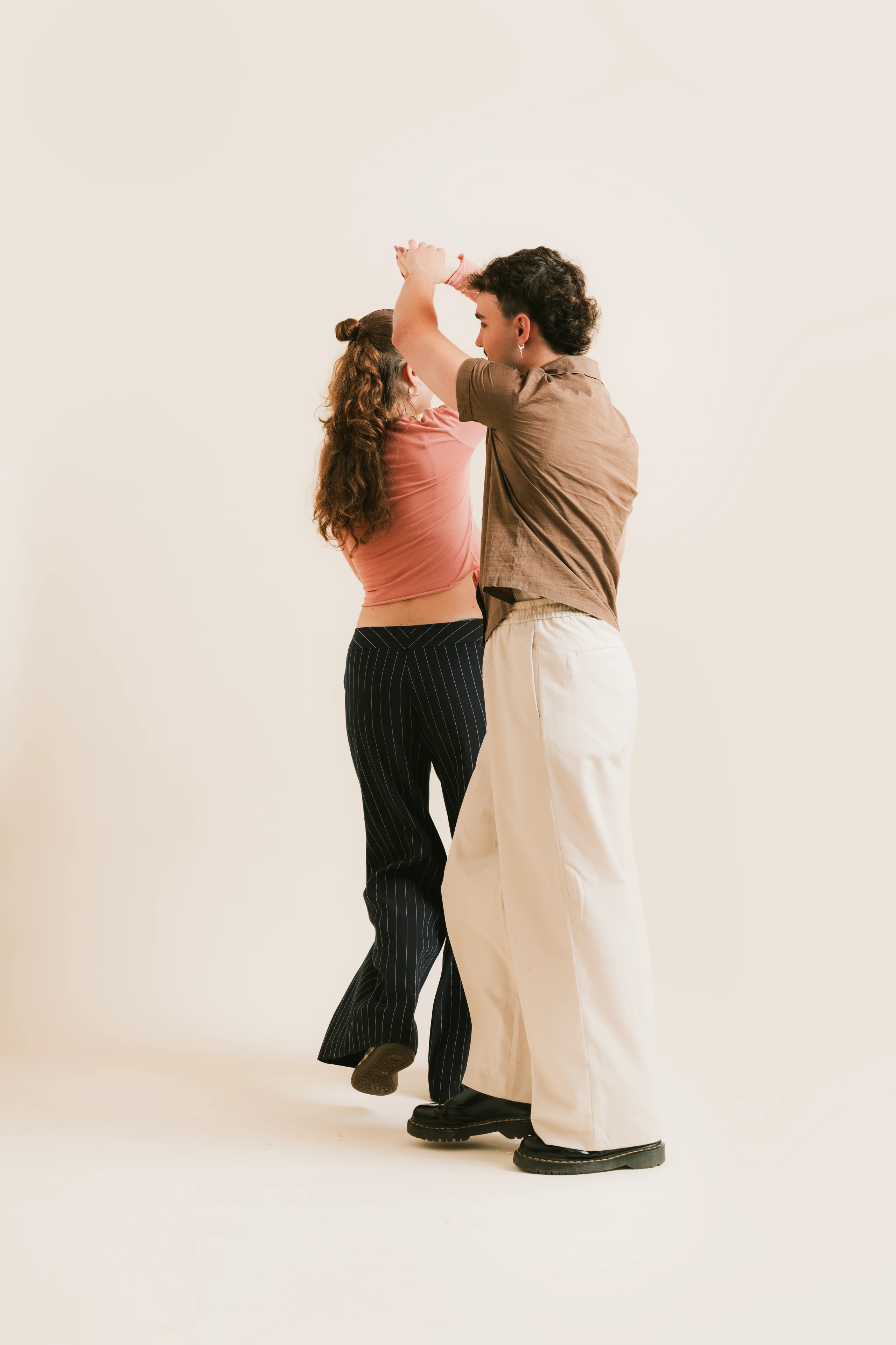 Jugendliches Tanzpaar bei einer Drehung im Kurs Gold der Tanzschule Horn