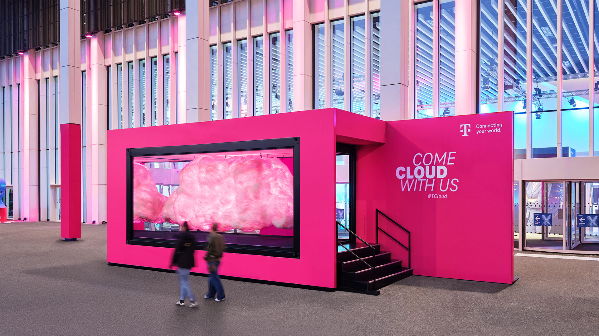 Begehbare T Cloud von T‑Systems auf der Digital X 2025 als leuchtende Rauminstallation auf der Plaza. Konzipiert und umgesetzt von PHOCUS BRAND CONTACT.