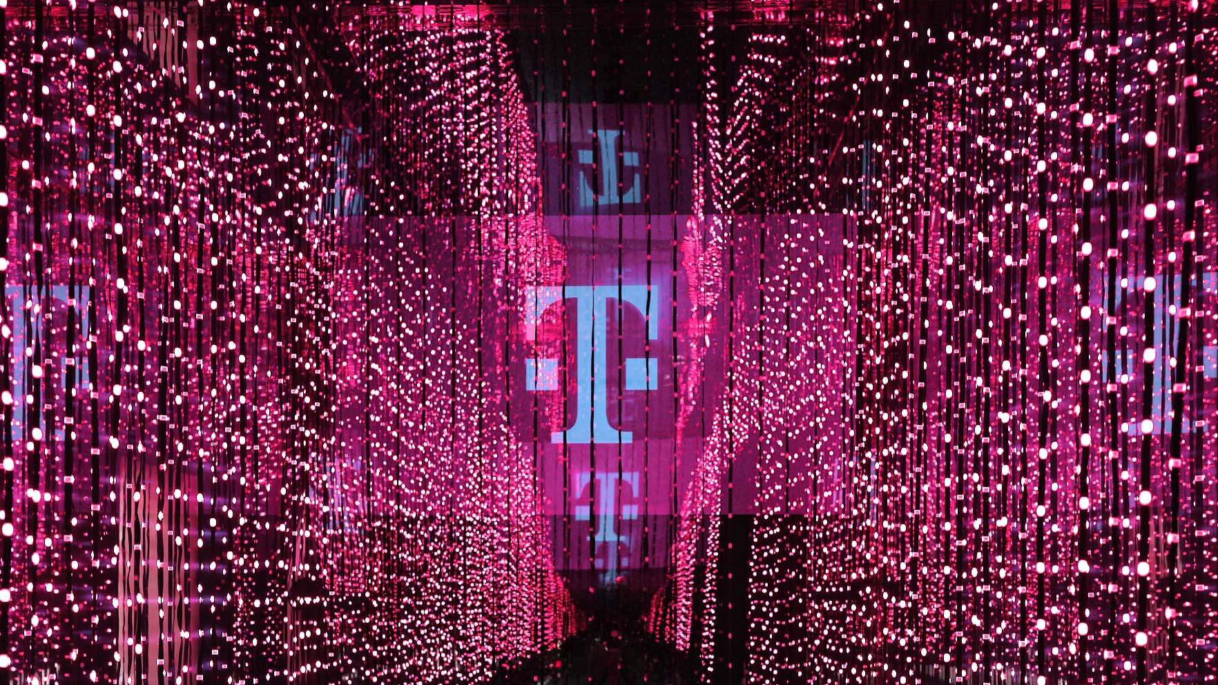 Im Inneren der T Cloud von T‑Systems, umgeben von Lichtinszenierungen und Spiegelungen.