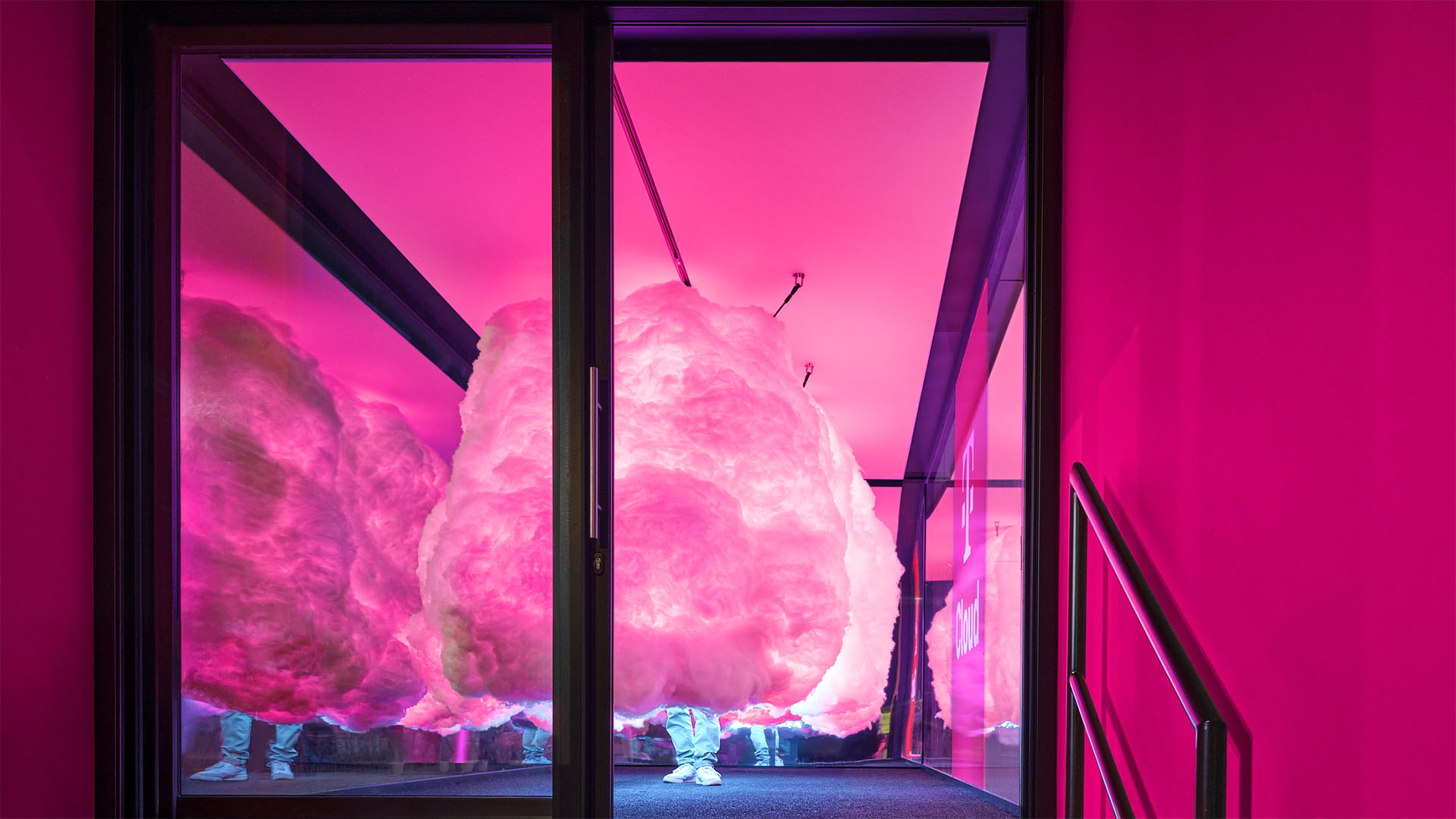 Detailansicht der T Cloud von T‑Systems mit spiegelnden Flächen, Lichtpunkten und Menschen im Inneren.