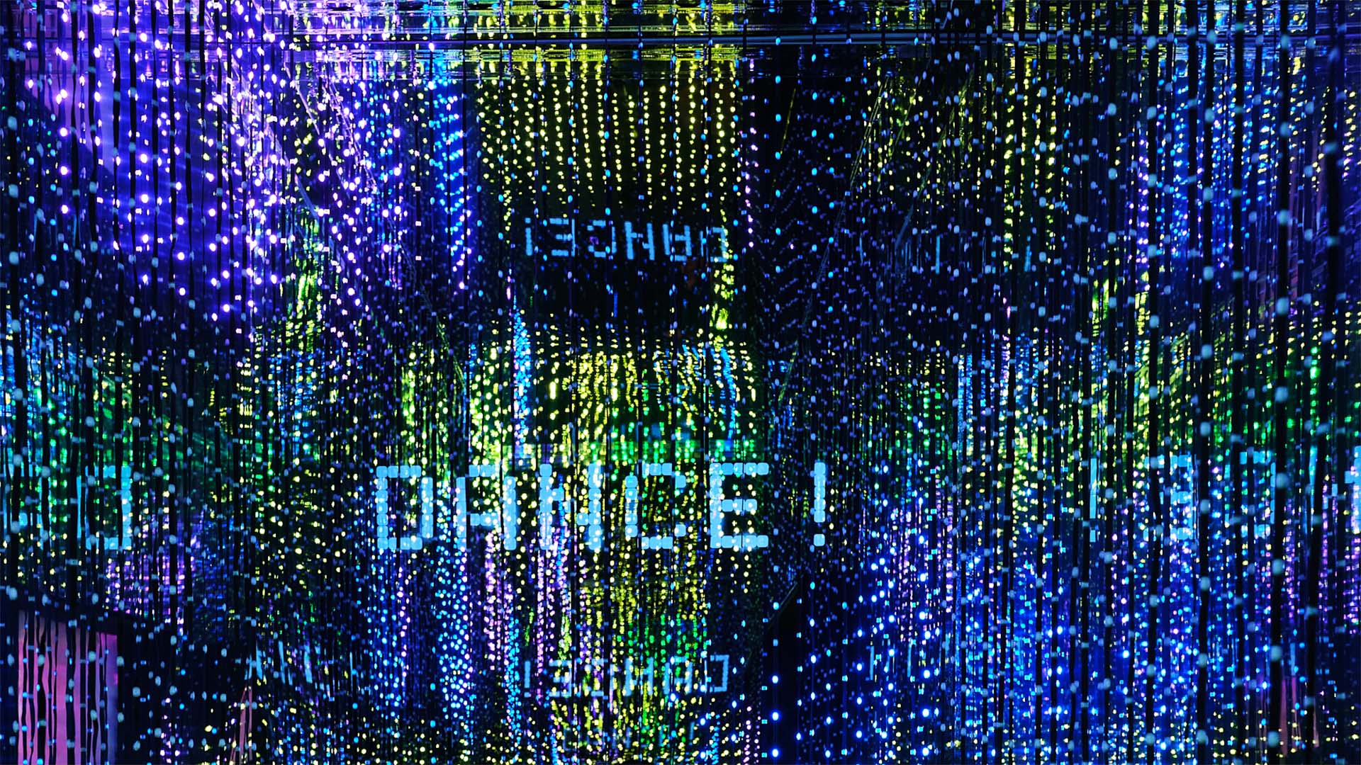 T Cloud von T‑Systems auf der Digital X 2025 bei Nacht als leuchtende Landmark im urbanen Umfeld.