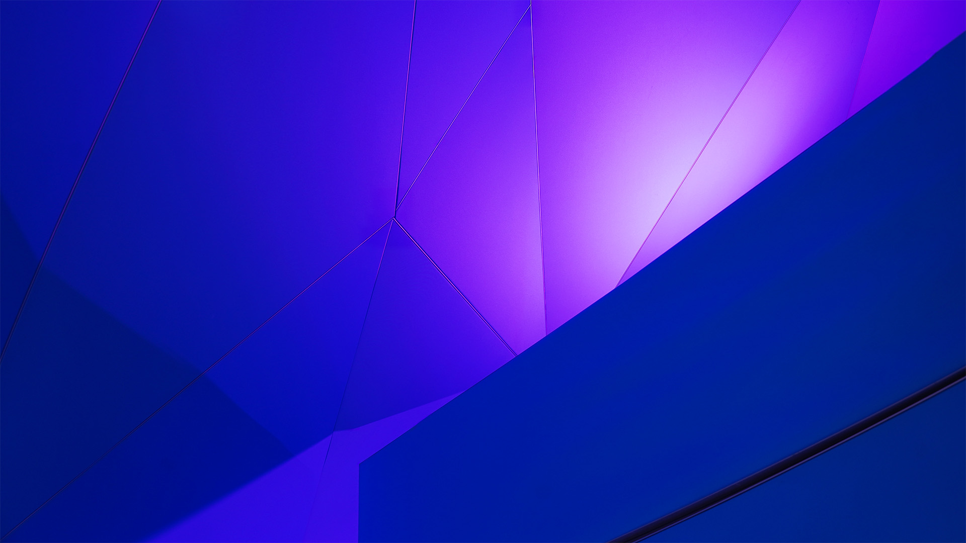 Detailansicht der Standkonstruktion mit markantem Schutzschild-Element am Messestand von intersoft consulting.