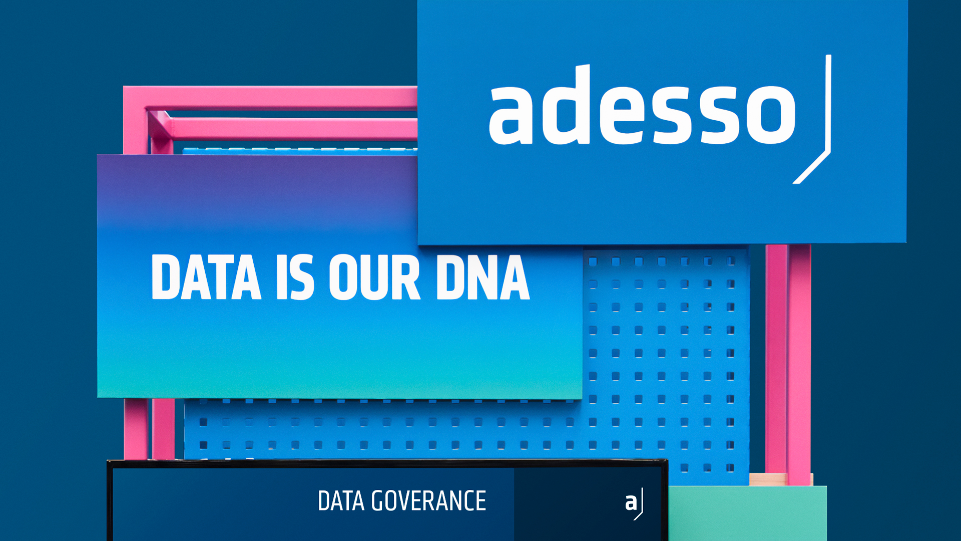 Nahaufnahme nachhaltiger Messebau-Cuben aus Rahmen und Lochplatten beim Adesso Digital Day: Wiederverwendbare Informationswände mit dem Claim „Data is our DNA" im Eventdesign von Phocus Brand Contact.