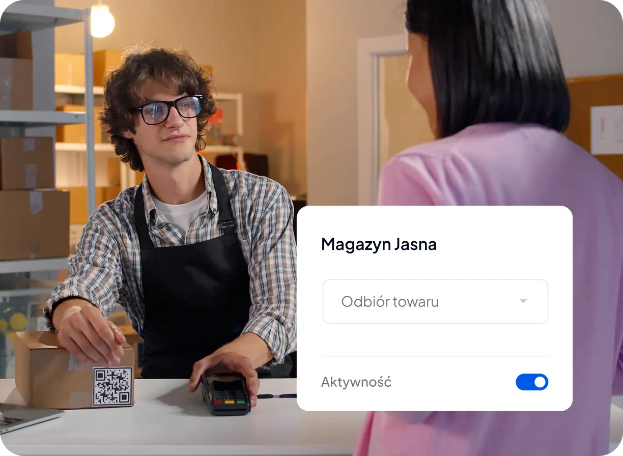 Mężczyzna wydaje paczkę z magazynu głównego