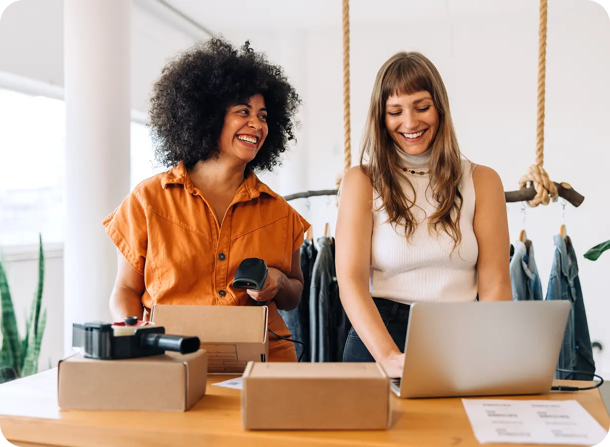 Kobieta nadaje paczkę do wysyłki