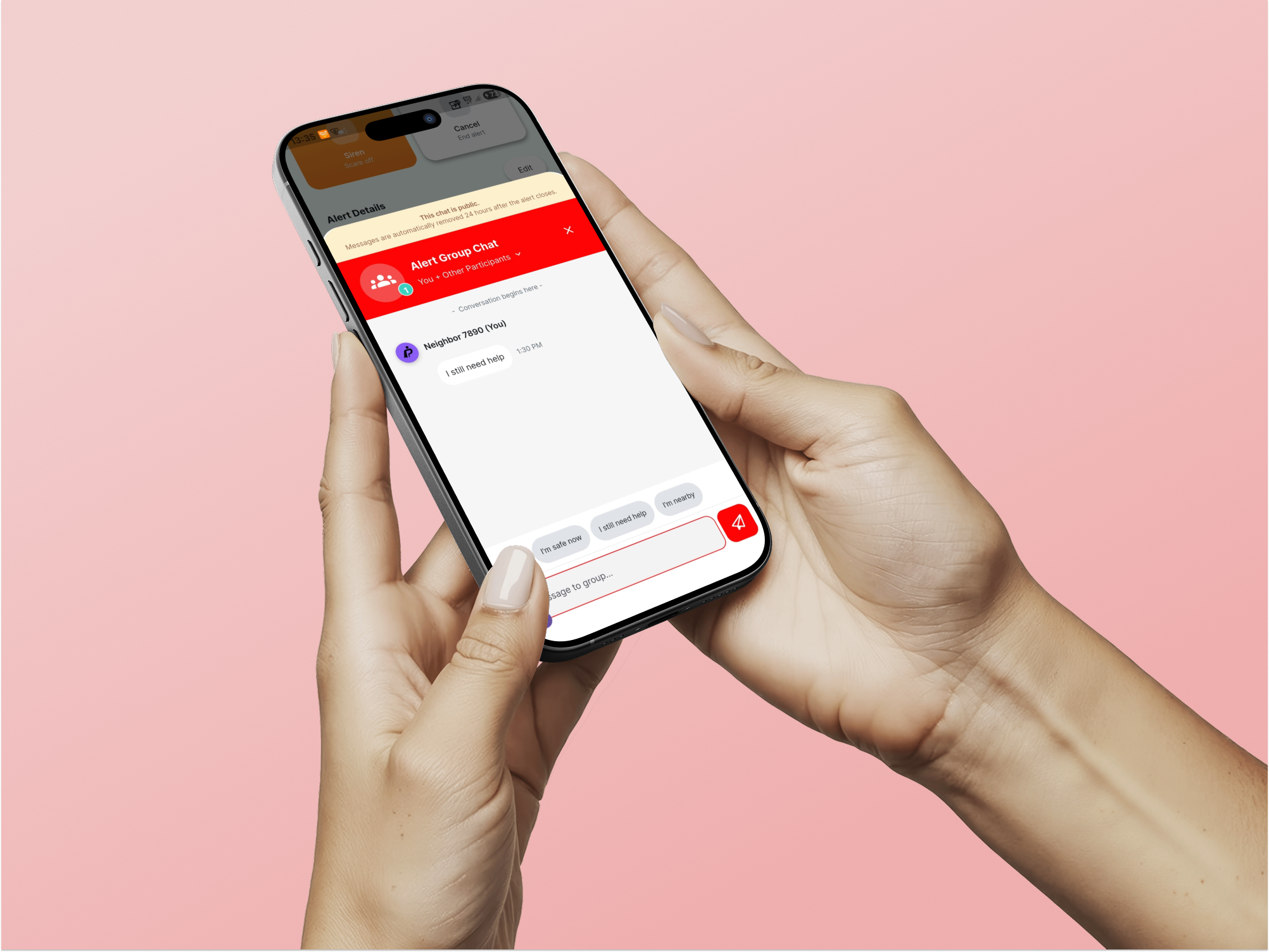 Hand houdt een smartphone met een groepschatvenster geopend waarin een bericht staat: 'I still need help'.
