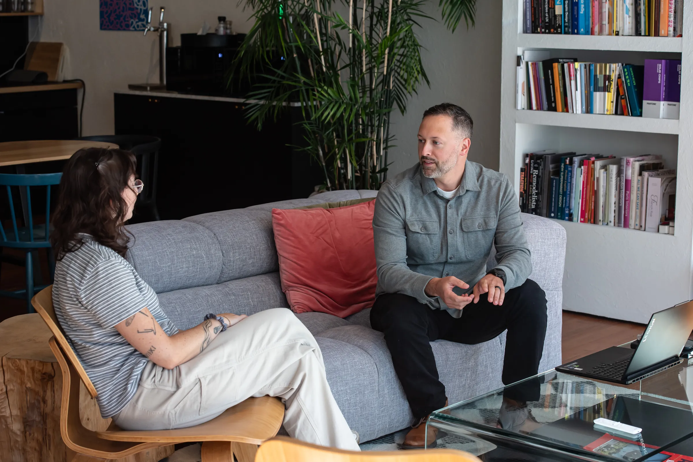 Alex Nagel in conversation with a client on the couch at the ANCORD studio.