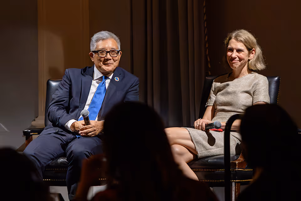A patio with a tree at Terras Lausanne