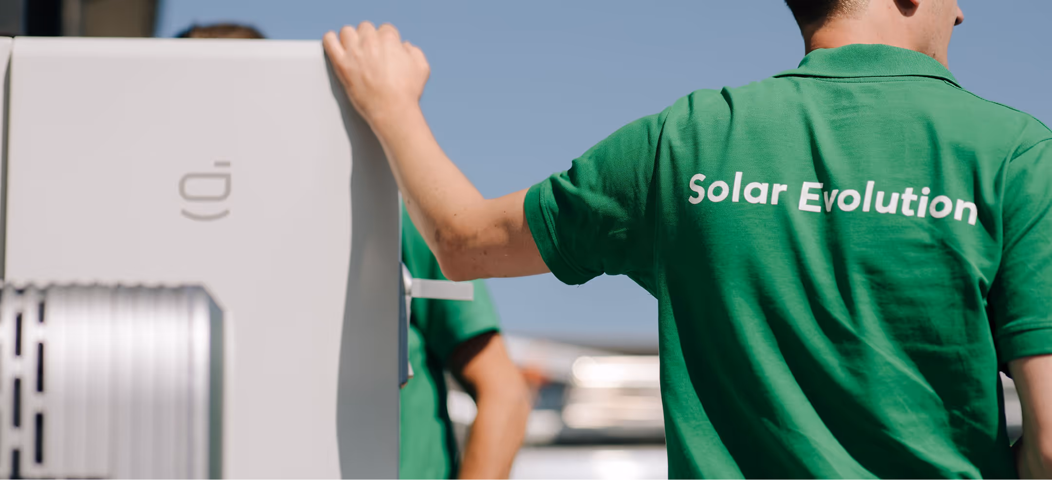 Solar Evolution medewerker staat naast een Sigenergy control panel.