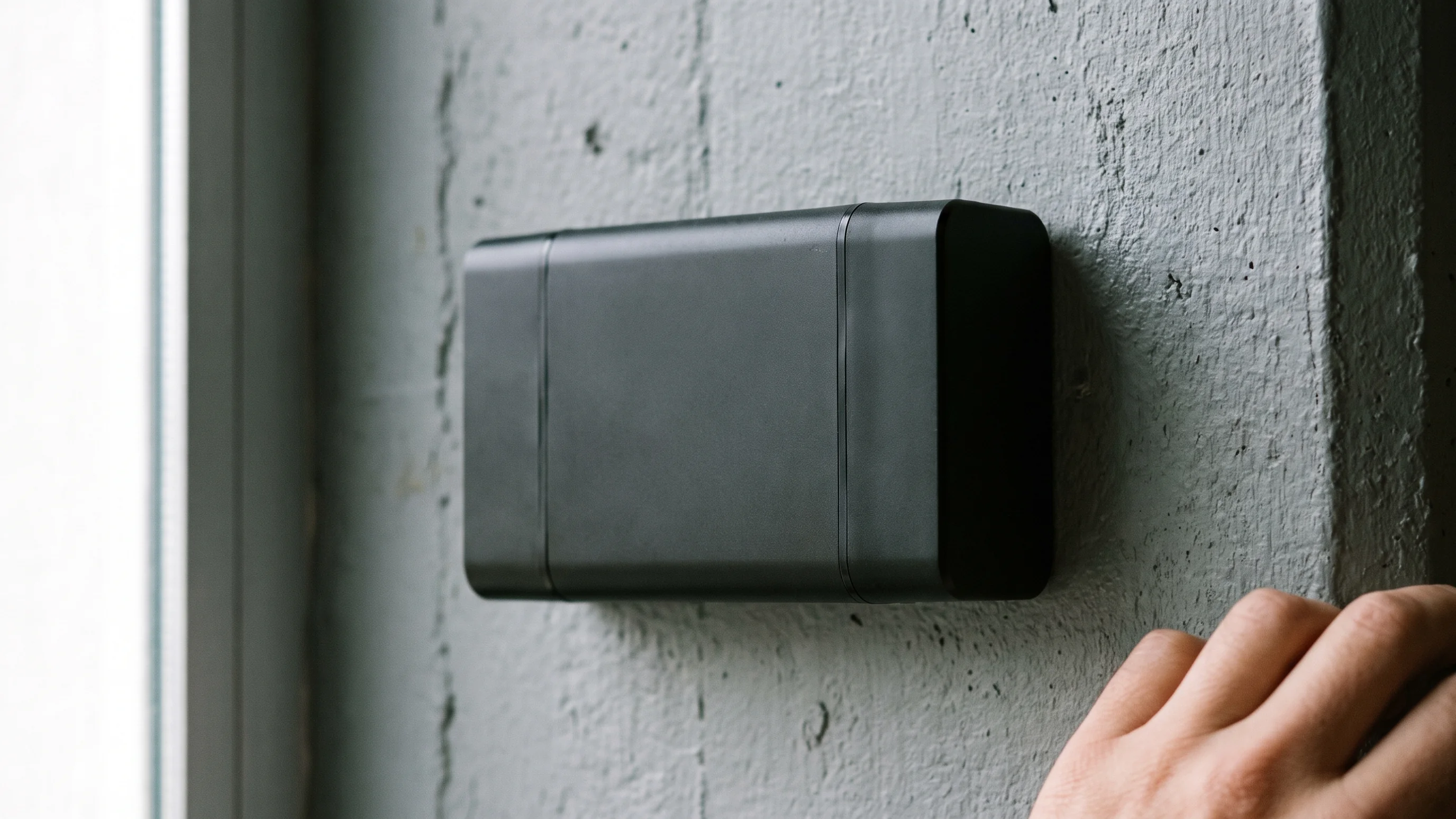 Sigenergy thuisbatterij met lange levensduur en garantie, gemonteerd aan betonnen muur
