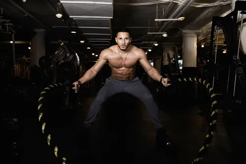 Body builder using battles ropes in chelsea new york city at completebody.