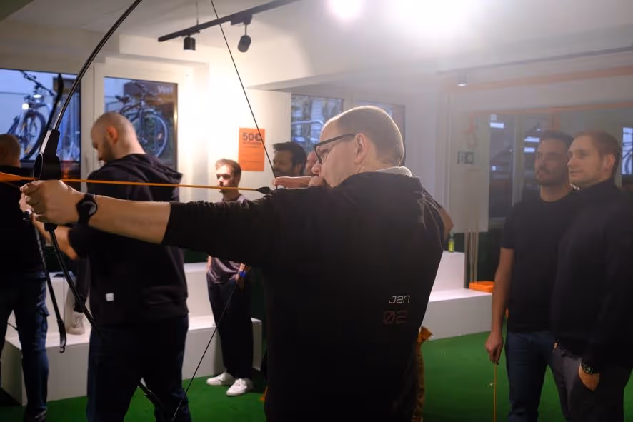OneCode-Entwickler beim Bogenschießen-Event – präzise, fokussiert und mit Spaß an der Herausforderung